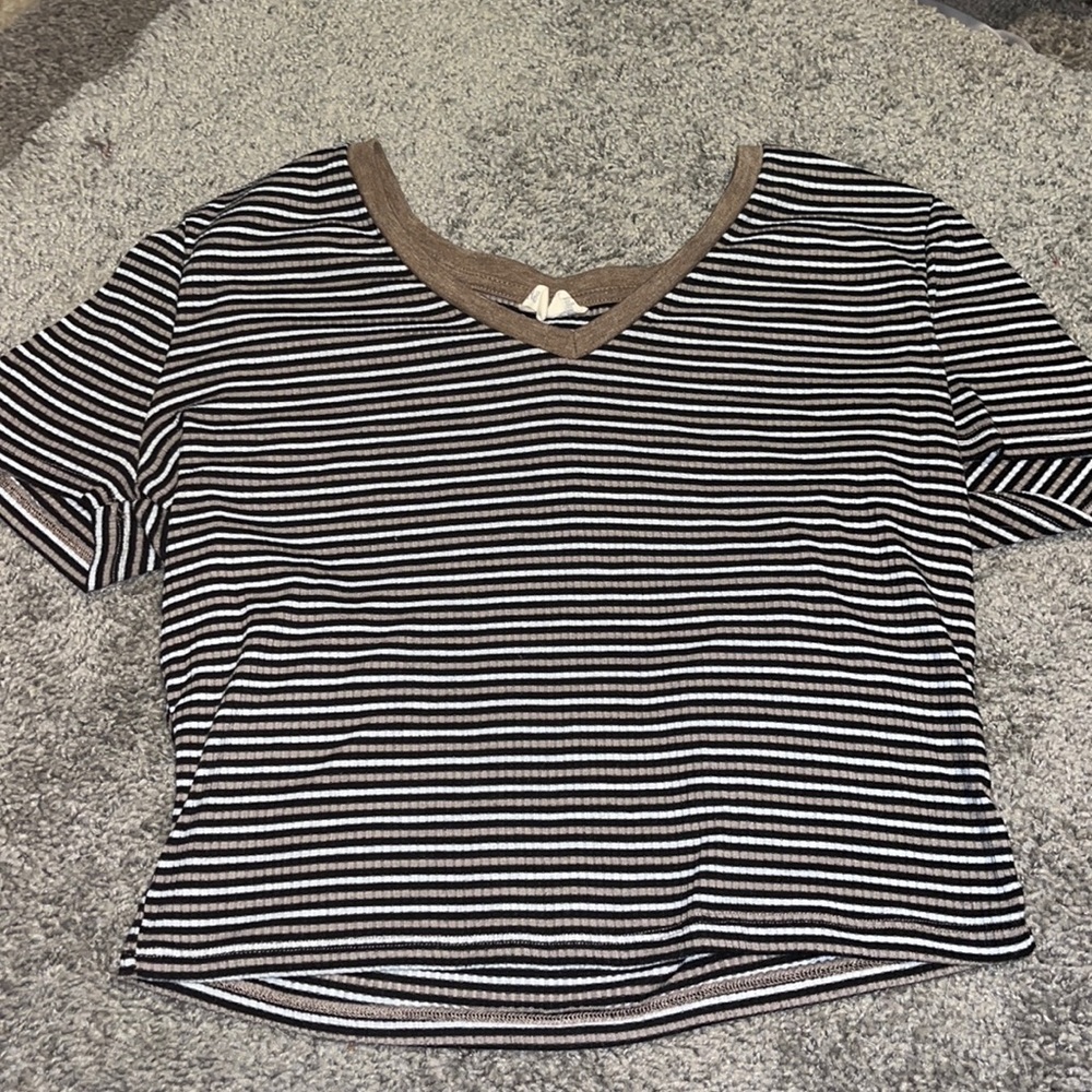 Tillys Ribbed Cropped V Neck